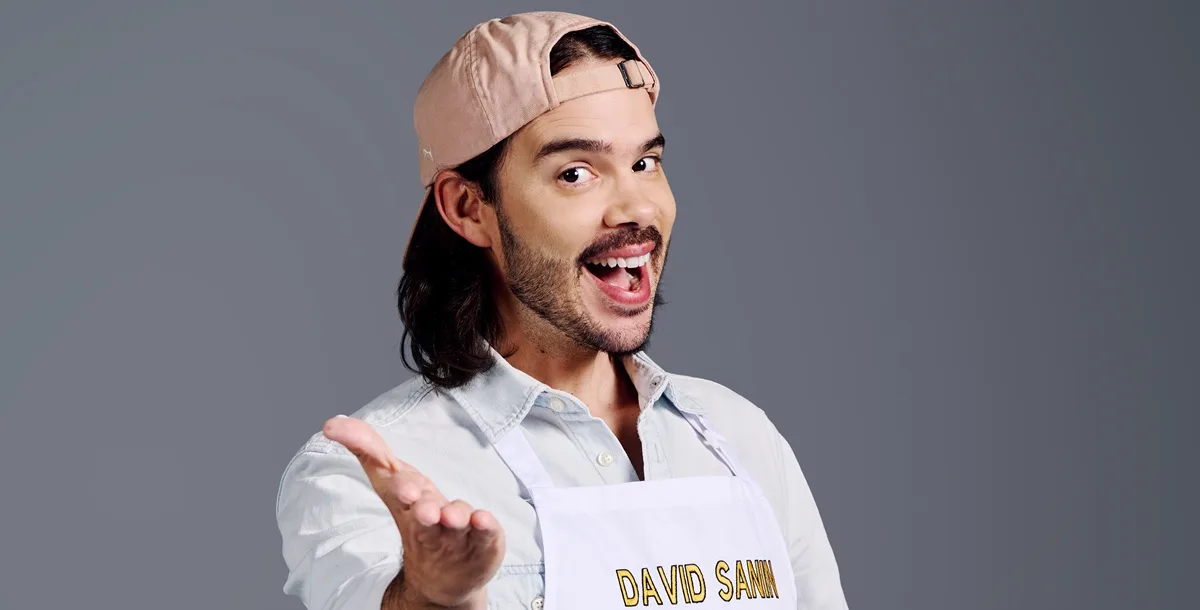 Doloroso capítulo en MasterChef Celebrity: David fue el eliminado. Estos son los 10 finalistas 2 Doloroso capítulo en MasterChef Celebrity: David fue el eliminado. Estos son los 10 finalistas El actor y humorista David Sanín fue el eliminado de Masterchef Celebrity. A continuación, le contamos la razón que lo condenó y le mostramos la lista de los 10 finalistas.