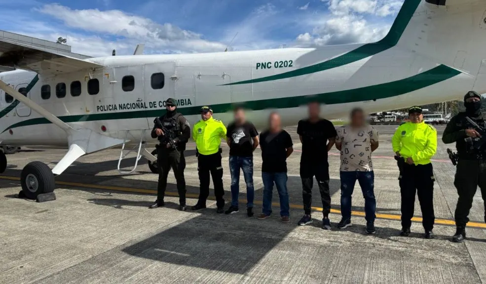 Desmantelan red transnacional dedicada al tráfico de cocaína con apoyo del FBI 1 Desmantelan red transnacional dedicada al tráfico de cocaína con apoyo del FBI La Policía Nacional, en coordinación con la Fiscalía y con apoyo del FBI, desmanteló una red transnacional que enviaba cocaína desde laboratorios clandestinos en Nariño. Siete personas fueron capturadas durante operativos simultáneos realizados en varios departamentos del país.