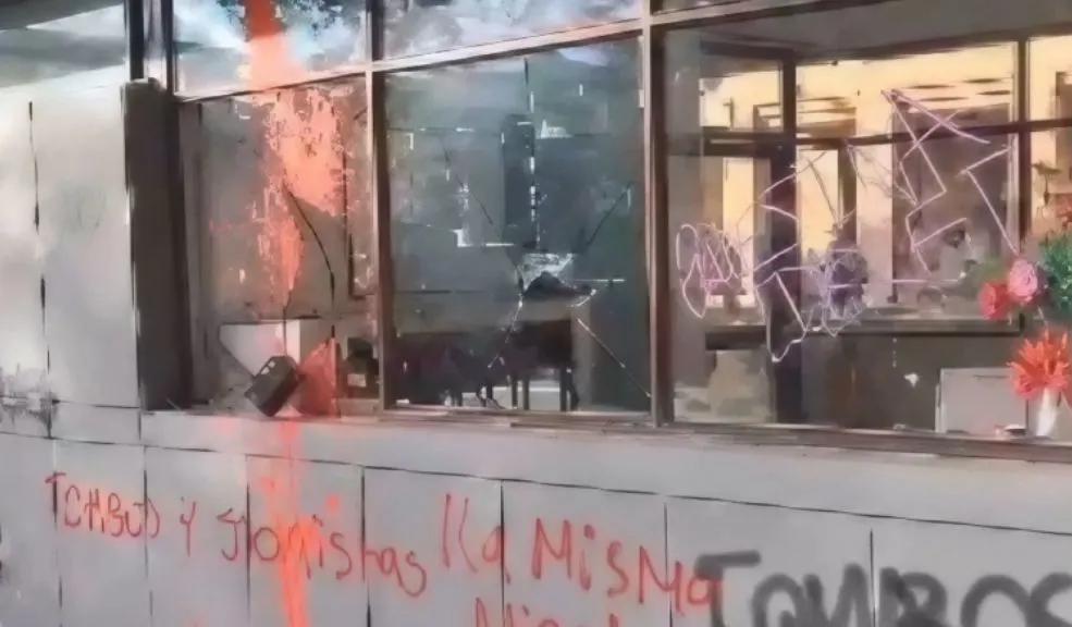 Fuertes disturbios en Chapinero: destruyeron un CAI durante manifestaciones Una jornada de protestas en la localidad de Chapinero escaló a actos de vandalismo, resultando en la destrucción de un CAI ubicado en la Avenida Chile con Carrera Séptima.