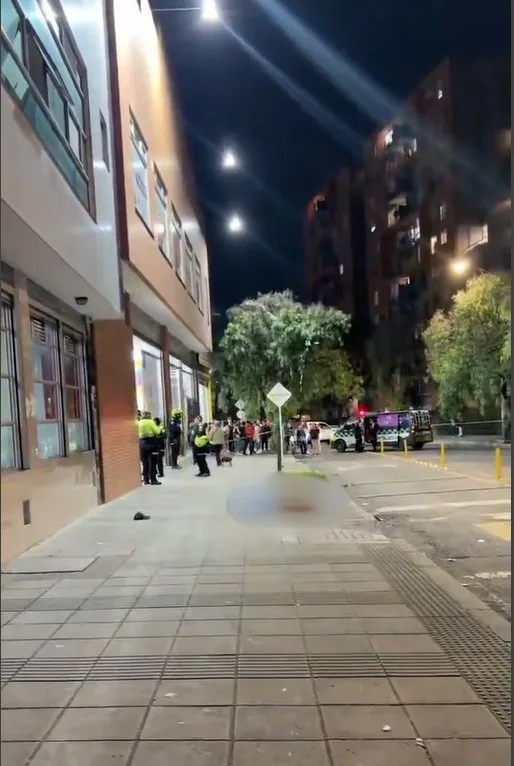 En Kennedy: asesinaron a bala a un hombre en plena calle de Ciudad Alsacia 1 En Kennedy: asesinaron a bala a un hombre en plena calle de Ciudad Alsacia Un nuevo acto de sicariato sacudió la localidad de Kennedy con el asesinato a bala de un hombre, de entre 35 y 40 años, en el barrio Ciudad Alsacia.