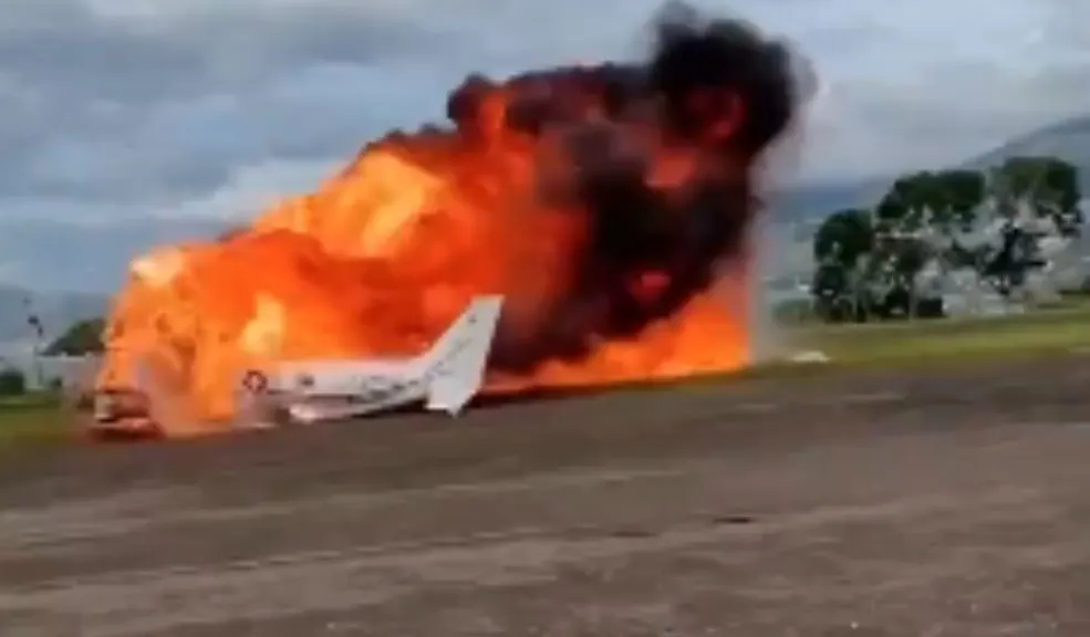 Dos muertos tras accidente de avioneta que perdió el control en Venezuela Dos personas perdieron la vida luego de que una avioneta se precipitara a tierra y se incendiara durante la maniobra de despegue en el aeropuerto de Paramillo, estado Táchira, zona fronteriza con Colombia.