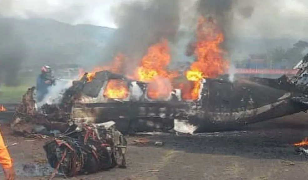 Dos muertos tras accidente de avioneta que perdió el control en Venezuela Dos personas perdieron la vida luego de que una avioneta se precipitara a tierra y se incendiara durante la maniobra de despegue en el aeropuerto de Paramillo, estado Táchira, zona fronteriza con Colombia.
