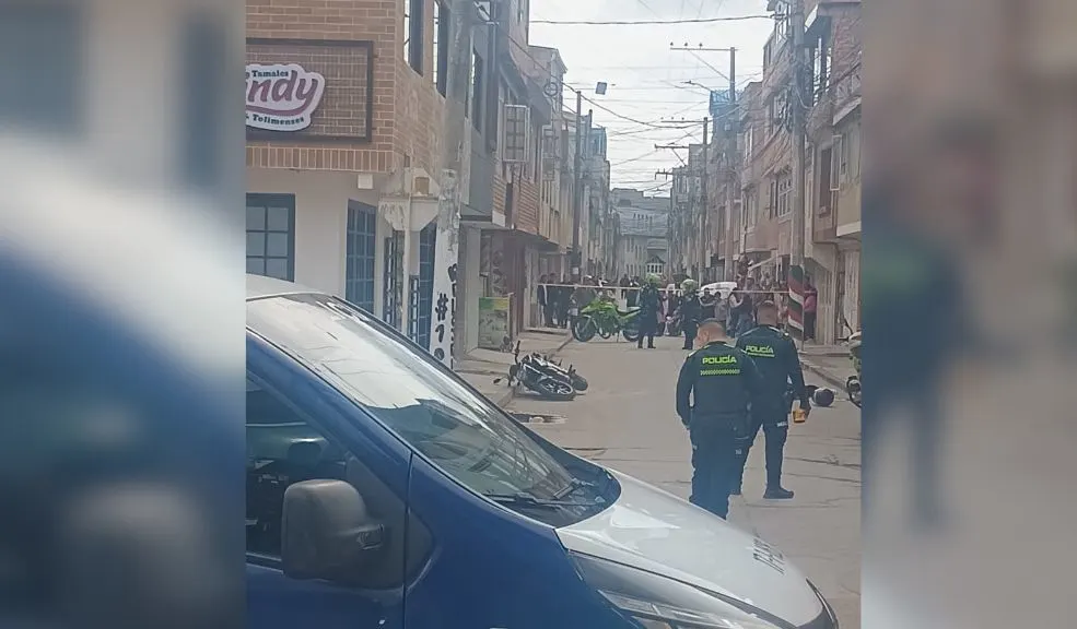 EN VIDEO: así quedó registrado el hecho violento en Bosa que dejó dos muertos y un capturado 1 EN VIDEO: así quedó registrado el hecho violento en Bosa que dejó dos muertos y un capturado Una cámara de seguridad ubicada en el barrio Escocia II (Bosa) registró el momento exacto en que un sicario asesinó a un hombre en plena calle y, posteriormente, fue abatido por agentes de la Policía que reaccionaron de inmediato.