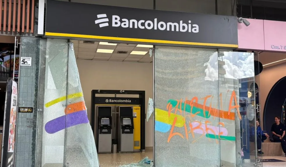 EN VIVO: Permanecen los bloqueos por manifestaciones en apoyo a Palestina 3 EN VIVO: Permanecen los bloqueos por manifestaciones en apoyo a Palestina Este martes 7 de octubre se desarrollan en Bogotá manifestaciones propalestina, convocadas por el Frente de Acción por Palestina, la Comunidad Palestina de Colombia FECODE y otros colectivos sociales, con el respaldo del Gobierno Nacional.
