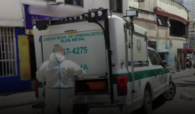 Salió de la casa de su ex malherido, bajó 100 escaleras, se desplomó y murió Las autoridades investigan la muerte de un hombre, quien fue agredido en casa de su expareja y falleció al intentar huir por las escaleras. Un familiar de la mujer se entregó por el hecho. Le contamos lo que se conoce hasta ahora.