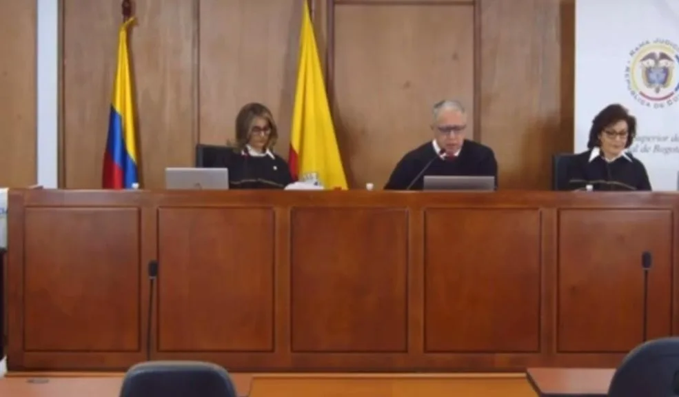 Empezó la audiencia en la que el Tribunal anuncia decisión sobre Álvaro Uribe Inició ante el Tribunal Superior de Bogotá la audiencia clave para definir si se mantiene o no la sentencia de 12 años de prisión contra el expresidente Álvaro Uribe Vélez.
