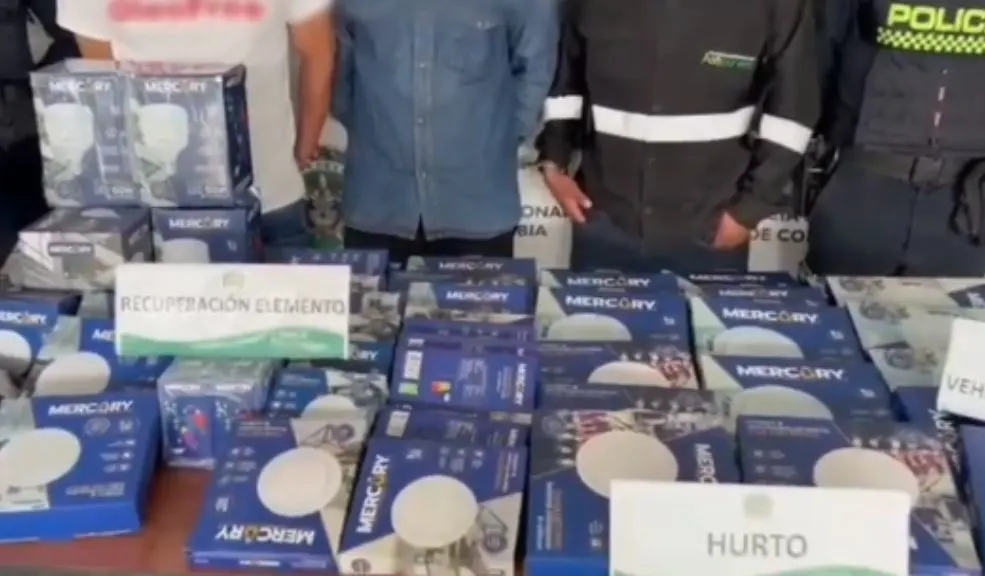 En Barrios Unidos: tres capturados con mercancía robada de un furgón en marcha Tres hombres fueron capturados en el sector de Barrios Unidos tras ser sorprendidos hurtando mercancía de un furgón en movimiento.