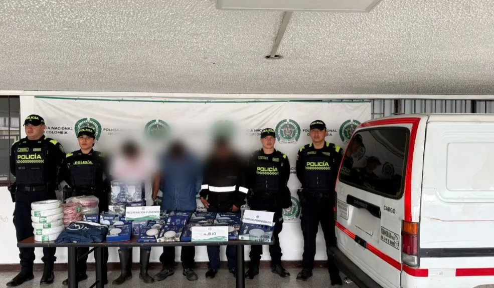 En Barrios Unidos: tres capturados con mercancía robada de un furgón en marcha Tres hombres fueron capturados en el sector de Barrios Unidos tras ser sorprendidos hurtando mercancía de un furgón en movimiento.