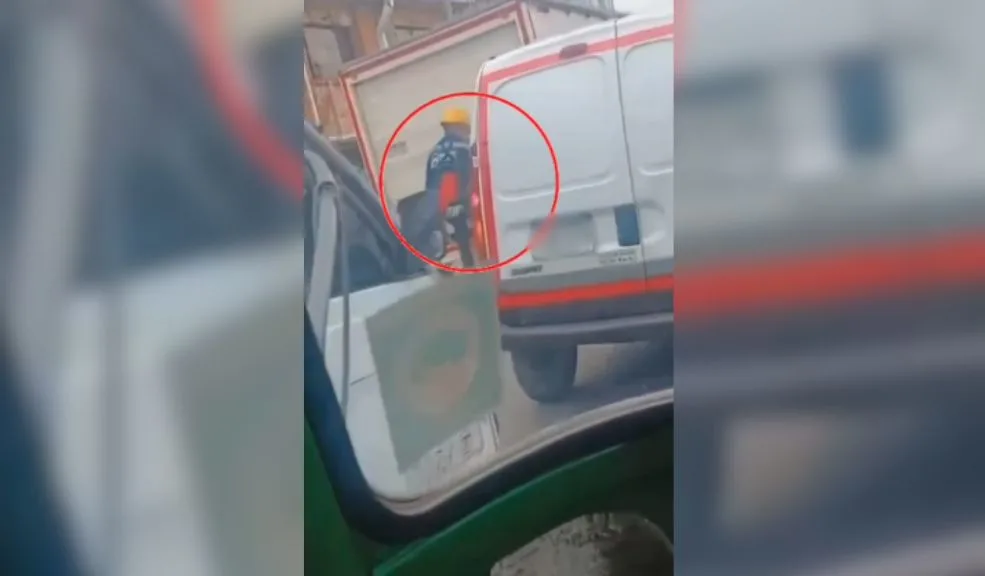 En Barrios Unidos: tres capturados con mercancía robada de un furgón en marcha Tres hombres fueron capturados en el sector de Barrios Unidos tras ser sorprendidos hurtando mercancía de un furgón en movimiento.