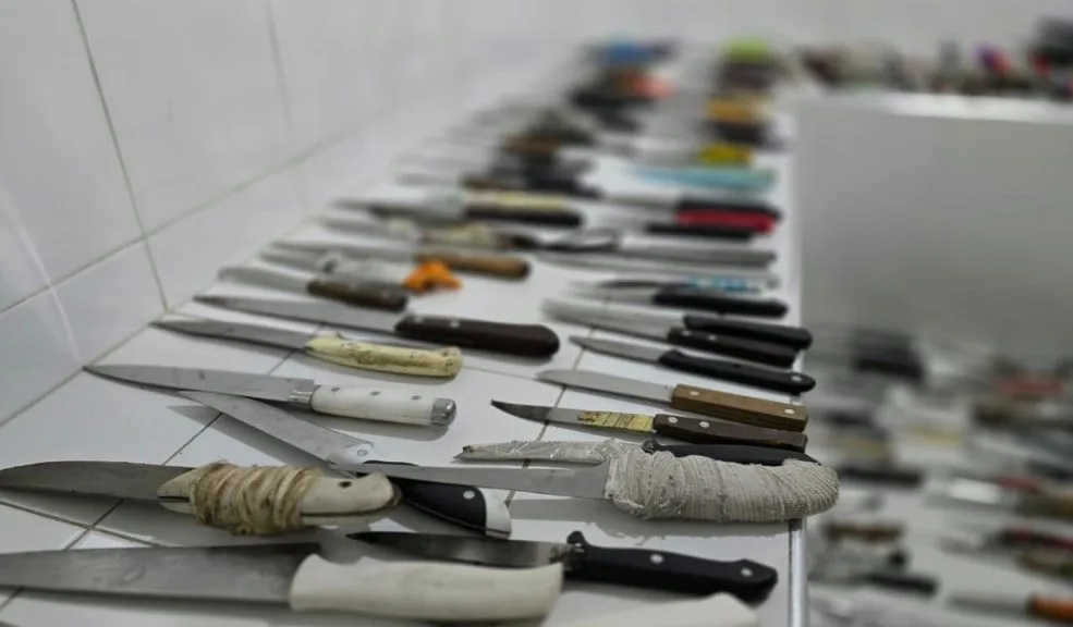 En Bogotá: jornada de entrega voluntaria de 3.000 armas blancas por IDIPRON Más de 3.000 armas blancas fueron entregadas por jóvenes en Bogotá como símbolo de cambio y segundas oportunidades. La jornada, liderada por el IDIPRON, busca dejar atrás la violencia y abrir caminos de reconciliación y nuevas vidas en la ciudad.