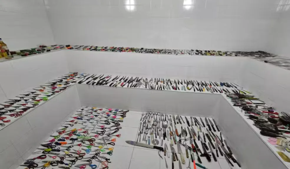 En Bogotá: jornada de entrega voluntaria de 3.000 armas blancas por IDIPRON 1 En Bogotá: jornada de entrega voluntaria de 3.000 armas blancas por IDIPRON Más de 3.000 armas blancas fueron entregadas por jóvenes en Bogotá como símbolo de cambio y segundas oportunidades. La jornada, liderada por el IDIPRON, busca dejar atrás la violencia y abrir caminos de reconciliación y nuevas vidas en la ciudad.