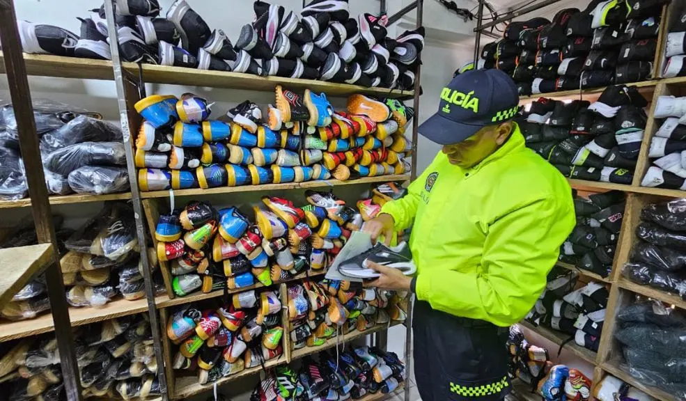 En Bogotá se incautaron más de 270 millones en mercancía ilegal En diferentes allanamientos realizados por las autoridades, se logró desmantelar redes de comercio ilegal e incautar más de 270 millones en mercancía de contrabando, falsificación y licor adulterado en varias localidades de Bogotá.