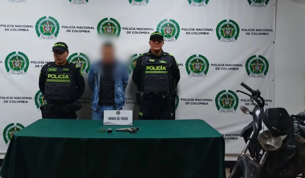 En Bosa, capturan a un hombre que al parecer iba a cometer un homicidio En el sector de Carbonel, en la localidad de Bosa, la Policía Nacional logró frustrar un posible homicidio por parte de un sujeto que iba armado.