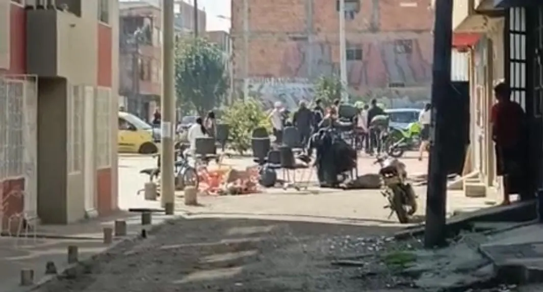 En Bosa, comunidad atrapa y por poco le aplica 'paloterapia' a un presunto ladrón en La Cabaña La delincuencia madruga, y más si es día de quincena. Lo que parecía una mañana tranquila en el barrio La Cabaña, ubicado en Bosa, se vio interrumpida por el robo a un habitante del sector.