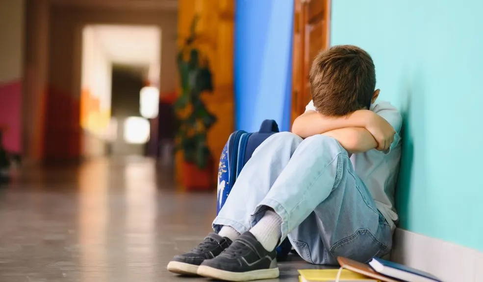 En Bosa: menor perdió parte de un dedo por bullying Indignación en Bosa por el caso de un menor que perdió parte de un dedo a causa del acoso (bullying) que sufría en el colegio. La madre del niño denuncia que la institución no ha respondido ante el hecho.