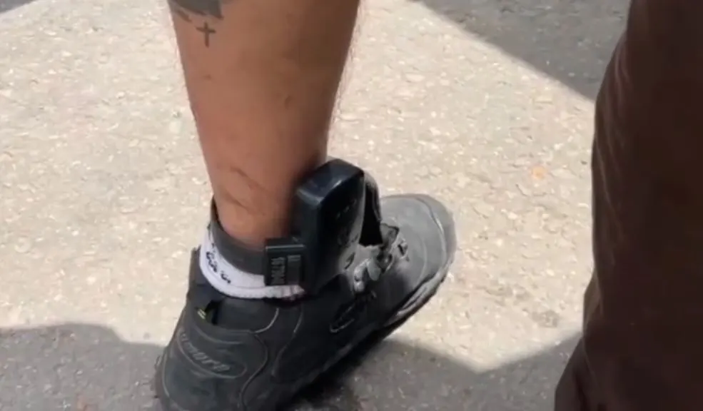 En Bosa, vuelve y juega: capturan a sujeto con manilla del Inpec robando En las últimas horas se volvió a registrar un hurto por parte de un sujeto que llevaba manilla del Inpec en Bosa. Con este, sería la tercera vez en la última semana.