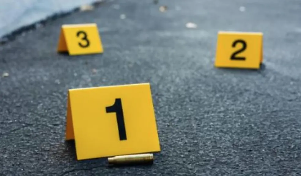 En Ciudad Bolívar: ataque a bala dejó un muerto y a una mujer herida 1 En Ciudad Bolívar: ataque a bala dejó un muerto y a una mujer herida Un violento ataque a tiros interrumpió la noche del miércoles en el barrio México, Ciudad Bolívar, dejando a un hombre muerto y una mujer herida.