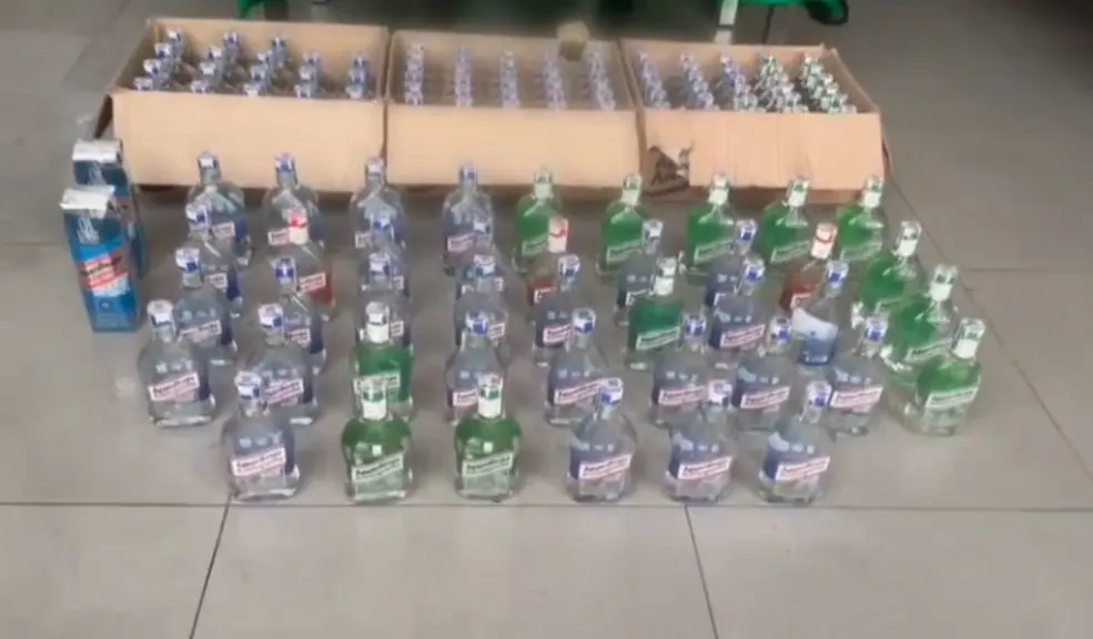 En Engativá: cayeron dos sujetos con 197 botellas de aguardiente adulterado 2 En Engativá: cayeron dos sujetos con 197 botellas de aguardiente adulterado El nerviosismo de los ocupantes de un vehículo llamó la atención de una patrulla de Policía en Engativá. Al realizar el registro, las autoridades hallaron 197 botellas de aguardiente adulterado.