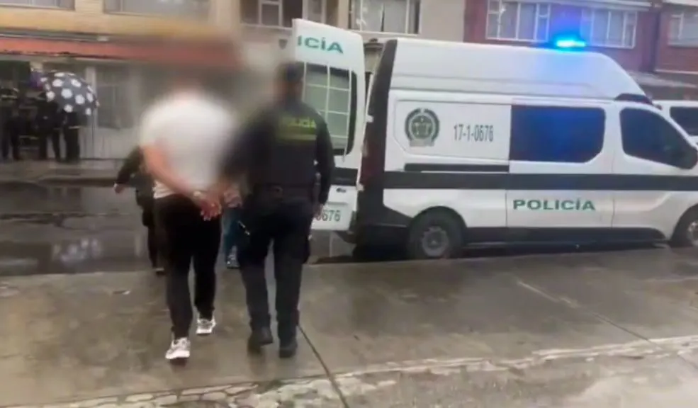En Engativá: cayeron dos sujetos con 197 botellas de aguardiente adulterado 1 En Engativá: cayeron dos sujetos con 197 botellas de aguardiente adulterado El nerviosismo de los ocupantes de un vehículo llamó la atención de una patrulla de Policía en Engativá. Al realizar el registro, las autoridades hallaron 197 botellas de aguardiente adulterado.