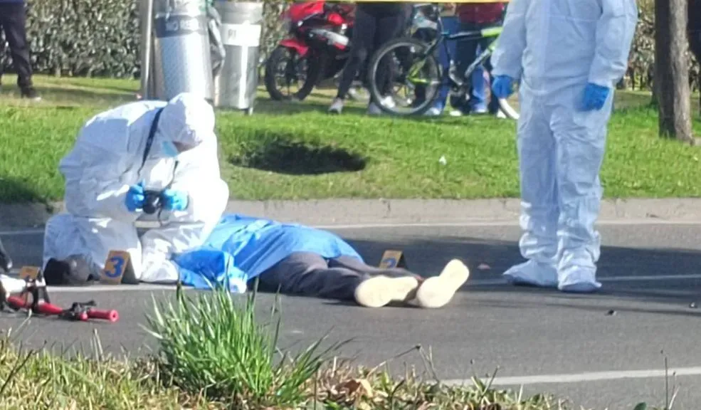 En Fontibón: accidente vial le costó la vida a ciclista Un trágico accidente vial en la mañana de este jueves en Fontibón cobró la vida de un ciclista en plena Avenida Cali.