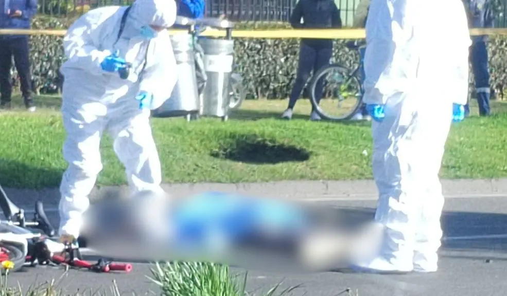 En Fontibón: se conocen más detalles del siniestro vial que cobró la vida de un biciusuario Un joven ciclista de 18 años perdió la vida trágicamente en la localidad de Fontibón tras ser arrollado por un tractocamión.