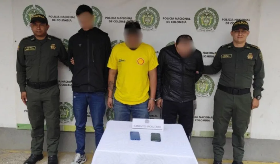 En Fusagasugá cayeron 'Los Lisos', banda dedicada al robo de corresponsales bancarios 2 En Fusagasugá cayeron 'Los Lisos', banda dedicada al robo de corresponsales bancarios Cayeron ‘Los Lisos’ en Fusagasugá, banda dedicada a intimidar con armas y amenazar a los trabajadores de los corresponsales bancarios de la zona. Los sujetos ahora enfrentan la justicia con medida de aseguramiento en centro carcelario.