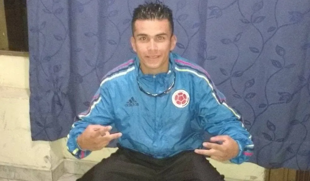 En Kennedy, al parecer, asesinaron a Carlos por llevar puesta una camiseta de Millonarios Carlos Andrés Pérez Ortiz, un joven de 34 años que trabajaba en un lavadero y soñaba con tener su propio restaurante, fue brutalmente asesinado en el barrio Roma, localidad de Kennedy, tras recibir varias puñaladas. Su madre, Martha Cristina Ortiz, clama justicia y denuncia la falta de avances en la investigación.