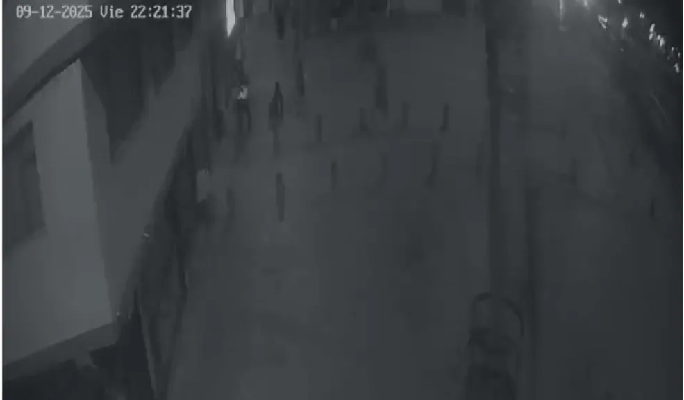 En Kennedy, al parecer, asesinaron a Carlos por llevar puesta una camiseta de Millonarios Carlos Andrés Pérez Ortiz, un joven de 34 años que trabajaba en un lavadero y soñaba con tener su propio restaurante, fue brutalmente asesinado en el barrio Roma, localidad de Kennedy, tras recibir varias puñaladas. Su madre, Martha Cristina Ortiz, clama justicia y denuncia la falta de avances en la investigación.