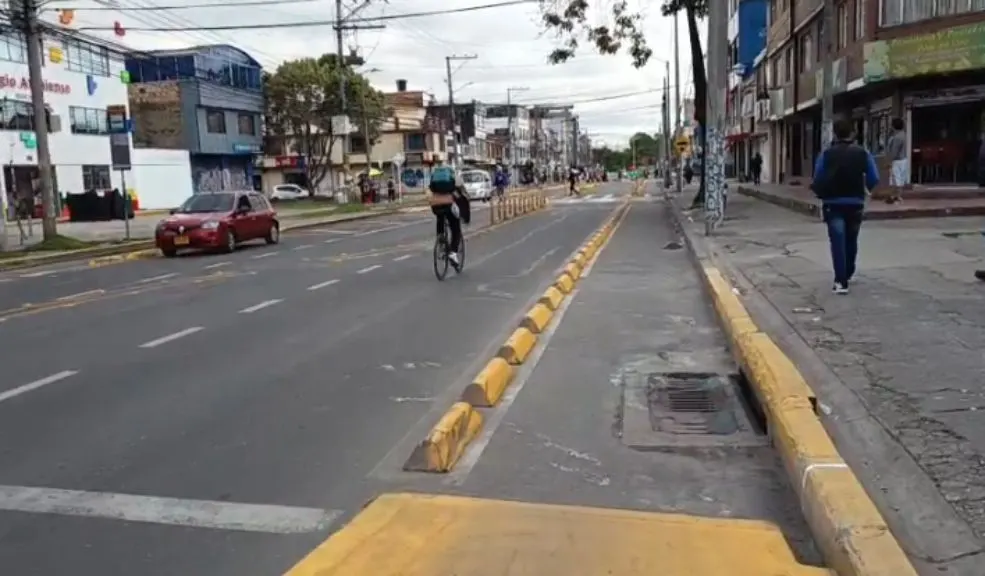 En Kennedy se registran bloqueos en la zona de Bomberos y Corabastos 1 En Kennedy se registran bloqueos en la zona de Bomberos y Corabastos Desde las siete de la mañana se han presentado afectaciones el sector de Kennedy debido a un bloqueo realizado por los habitantes, quienes denuncian una reducción innecesaria en una vía que anteriormente contaba con cuatro carriles.