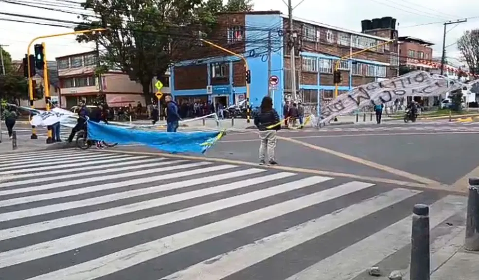 En Kennedy se registran bloqueos en la zona de Bomberos y Corabastos 2 En Kennedy se registran bloqueos en la zona de Bomberos y Corabastos Desde las siete de la mañana se han presentado afectaciones el sector de Kennedy debido a un bloqueo realizado por los habitantes, quienes denuncian una reducción innecesaria en una vía que anteriormente contaba con cuatro carriles.