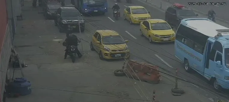 En Puente Aranda: intento de robo a Policía terminó con un muerto y un herido Un intento de fleteo en la Avenida 68 con Primera de Mayo, en el sector de La Alquería, terminó en un violento enfrentamiento armado. Dos hombres en motocicleta abordaron a un ciudadano que, sin saberlo, era un miembro activo de la Policía Nacional.