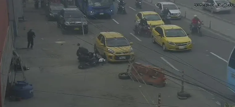 En Puente Aranda: intento de robo a Policía terminó con un muerto y un herido Un intento de fleteo en la Avenida 68 con Primera de Mayo, en el sector de La Alquería, terminó en un violento enfrentamiento armado. Dos hombres en motocicleta abordaron a un ciudadano que, sin saberlo, era un miembro activo de la Policía Nacional.