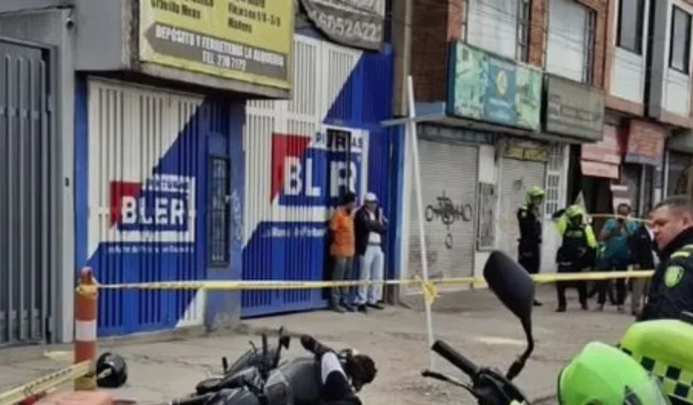 En Puente Aranda: intento de robo a Policía terminó con un muerto y un herido Un intento de fleteo en la Avenida 68 con Primera de Mayo, en el sector de La Alquería, terminó en un violento enfrentamiento armado. Dos hombres en motocicleta abordaron a un ciudadano que, sin saberlo, era un miembro activo de la Policía Nacional.