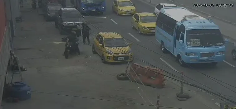 En Puente Aranda: intento de robo a Policía terminó con un muerto y un herido Un intento de fleteo en la Avenida 68 con Primera de Mayo, en el sector de La Alquería, terminó en un violento enfrentamiento armado. Dos hombres en motocicleta abordaron a un ciudadano que, sin saberlo, era un miembro activo de la Policía Nacional.