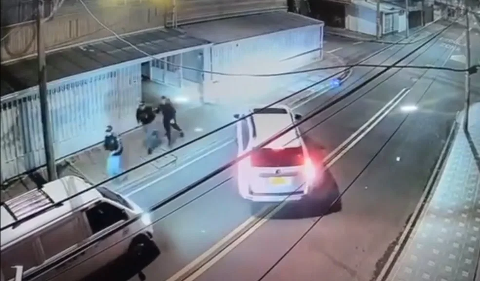 En Puente Aranda se roban una camioneta con un niño adentro 3 En Puente Aranda se roban una camioneta con un niño adentro Tres delincuentes que hurtaron una camioneta con armas de fuego se llevaron a un menor de cinco años que estaba dentro del vehículo, sin que él ni los pillos se diera cuenta.