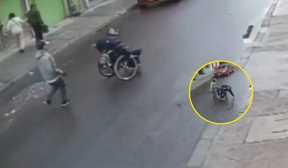 En Rafael Uribe: la tapa del descaro, ladrones atacaron a persona en silla de ruedas En cámaras de seguridad quedó registrado el indignante momento en que un grupo de presuntos ladrones atacó a una persona en silla de ruedas y a su acompañante en la localidad de Rafael Uribe.