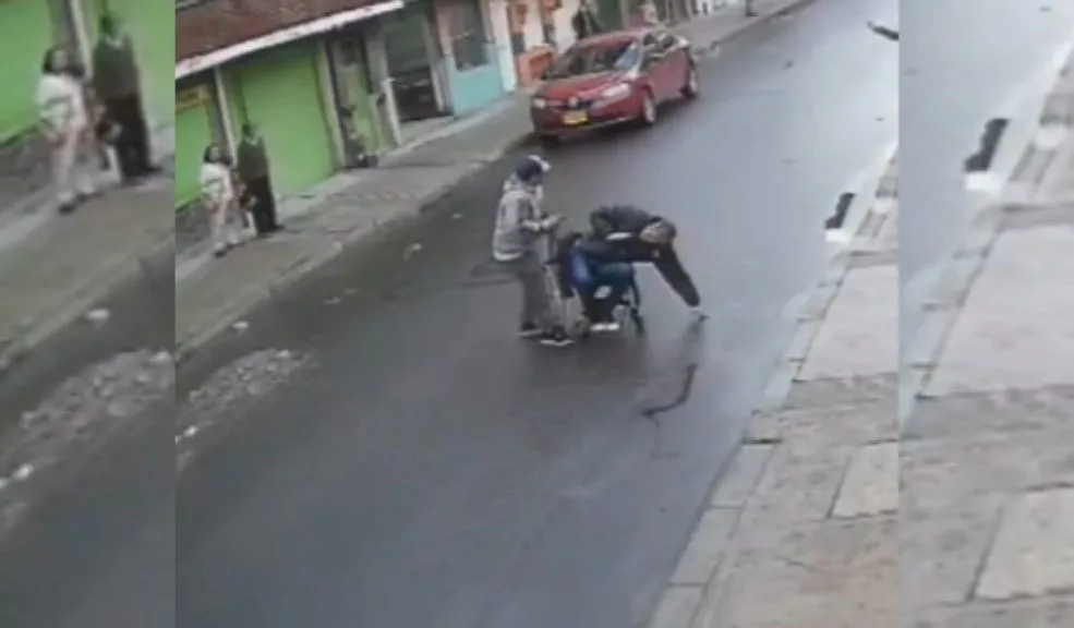 En Rafael Uribe: la tapa del descaro, ladrones atacaron a persona en silla de ruedas 1 En Rafael Uribe: la tapa del descaro, ladrones atacaron a persona en silla de ruedas En cámaras de seguridad quedó registrado el indignante momento en que un grupo de presuntos ladrones atacó a una persona en silla de ruedas y a su acompañante en la localidad de Rafael Uribe.