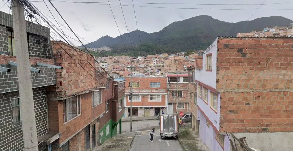 En San Cristóbal: a Andrés lo asesinaron a bala dentro de su barbería La noche del miércoles, la tranquilidad del barrio San Blas, en San Cristóbal, se rompió con el asesinato a bala de Darly Andrés Ciro Daza, de 25 años, dentro de su barbería.