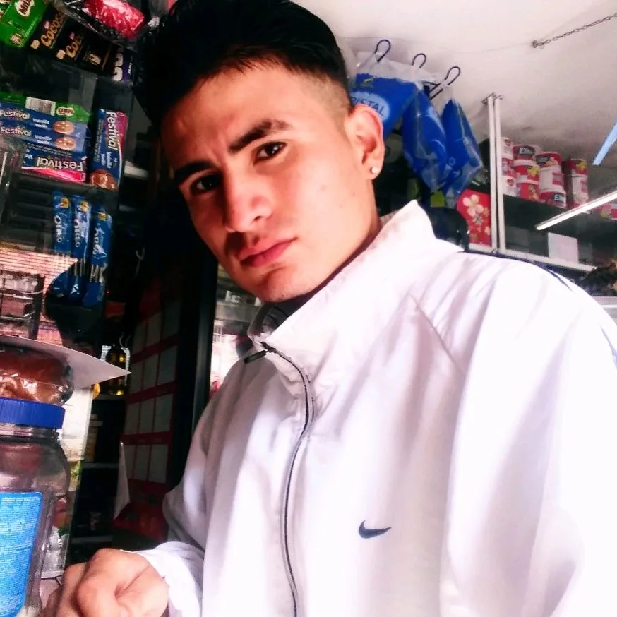 En San Cristóbal: a Andrés lo asesinaron a bala dentro de su barbería La noche del miércoles, la tranquilidad del barrio San Blas, en San Cristóbal, se rompió con el asesinato a bala de Darly Andrés Ciro Daza, de 25 años, dentro de su barbería.