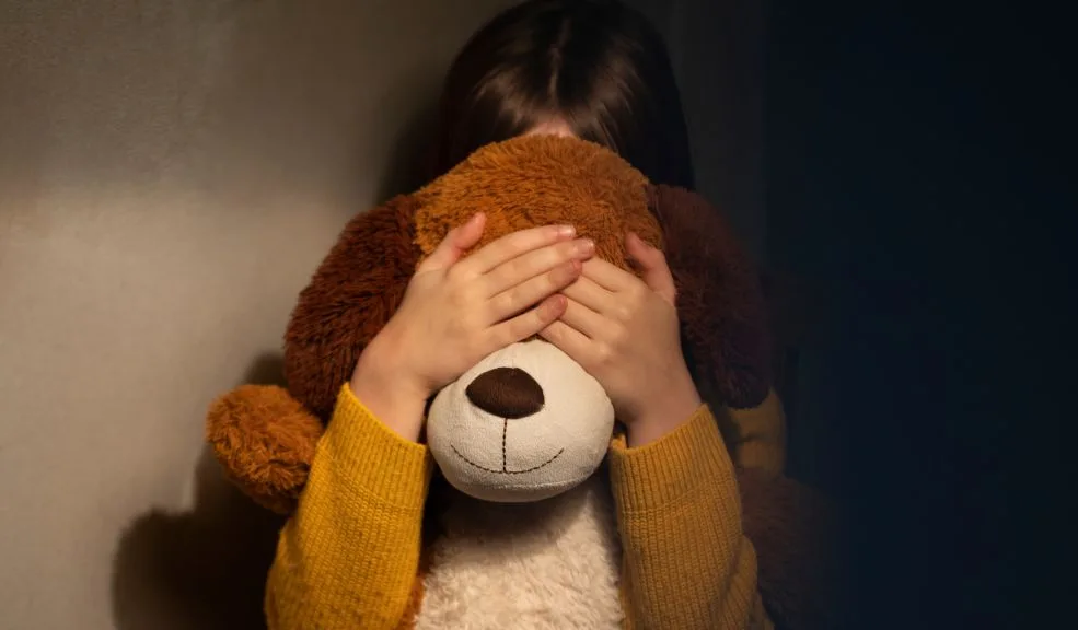 En San Cristóbal, hombre acudía a juegos para abusar de su hijastra y sobrina 1 En San Cristóbal, hombre acudía a juegos para abusar de su hijastra y sobrina Un juez de control de garantías impuso medida de aseguramiento en centro carcelario a un hombre señalado de haber agredido sexualmente a su hijastra y a su sobrina política, de tan solo 8 años, en hechos ocurridos en el barrio La Victoria (San Cristóbal), en el sur de Bogotá.