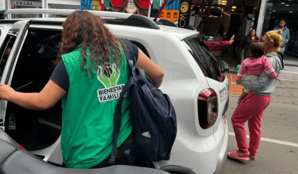 En Santa Fe: 2 menores fueron rescatados en malas condiciones en pagadiarios 3 En Santa Fe: 2 menores fueron rescatados en malas condiciones en pagadiarios En un nuevo operativo, la Alcaldía de Bogotá rescató a varios menores que vivían en precarios pagadiarios del centro de la ciudad, reafirmando su compromiso de proteger la infancia y cerrar espacios que ponen en riesgo su integridad