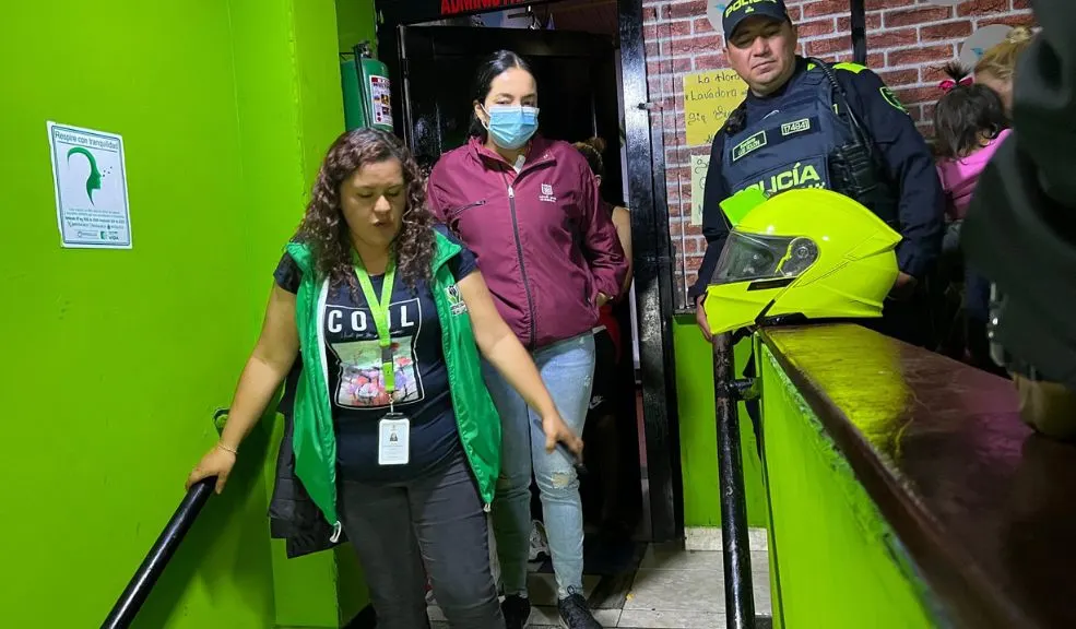En Santa Fe: 2 menores fueron rescatados en malas condiciones en pagadiarios 7 En Santa Fe: 2 menores fueron rescatados en malas condiciones en pagadiarios En un nuevo operativo, la Alcaldía de Bogotá rescató a varios menores que vivían en precarios pagadiarios del centro de la ciudad, reafirmando su compromiso de proteger la infancia y cerrar espacios que ponen en riesgo su integridad