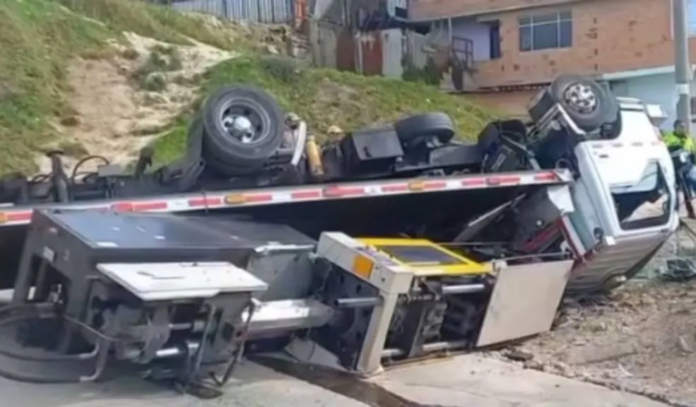 En Soacha: accidente vial de grúa terminó con dos heridos Un grave accidente se registró en el sector de Cazucá, Soacha, donde un camión tipo turbo terminó volcado de lado, dejando un saldo preliminar de dos heridos.