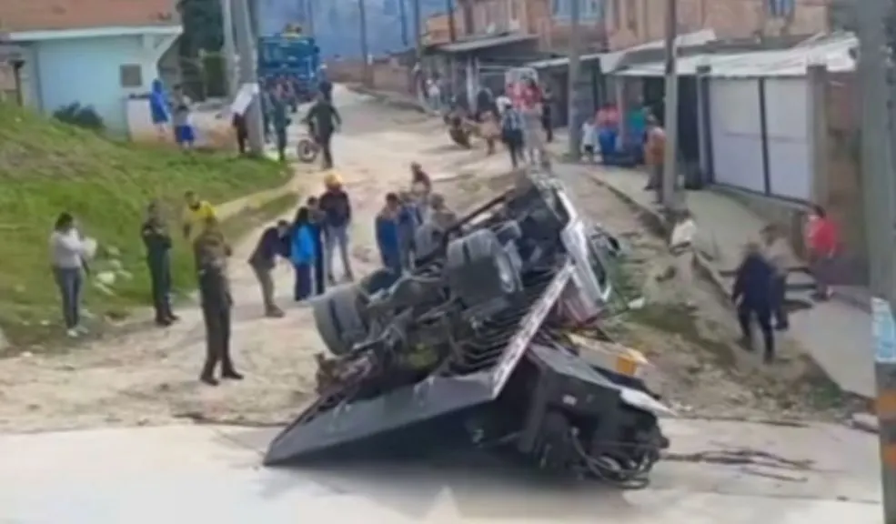 En Soacha: accidente vial de grúa terminó con dos heridos Un grave accidente se registró en el sector de Cazucá, Soacha, donde un camión tipo turbo terminó volcado de lado, dejando un saldo preliminar de dos heridos.