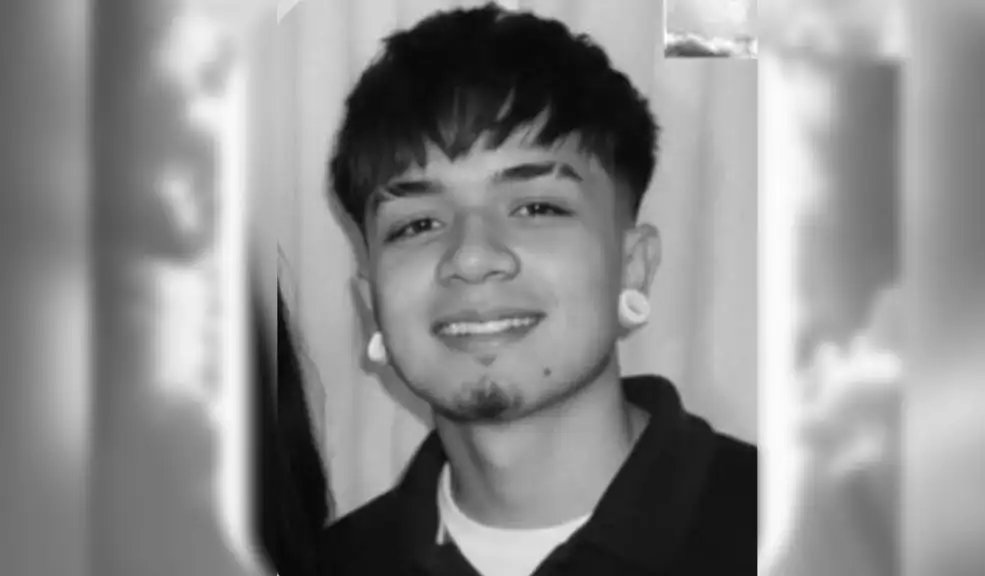 En Soacha asesinaron a Alejandro por cobrar unos pinchos Alejandro Díaz, de 19 años, perdió la vida en Soacha tras pedirles a unos hombres que pagaran la cuenta de pinchos que no le habían cancelado a su hermana.