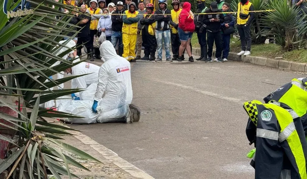 En Soacha, un hombre fue baleado a plena luz del día A plena luz del día, un hombre fue atacado por sicarios en el sector de San Mateo, en Soacha, frente a decenas de testigos. El hecho desató pánico en la comunidad y volvió a encender las alarmas por la inseguridad en el municipio.