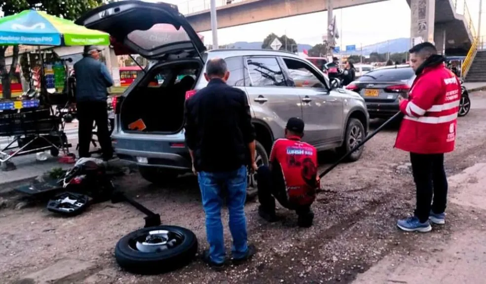 En Suba: suspenden montallantas implicado en red de daños a vehículos Autoridades de Bogotá adelantaron operativos en Suba, donde fue suspendido un montallantas señalado de estar vinculado a los ‘pinchallantas’.