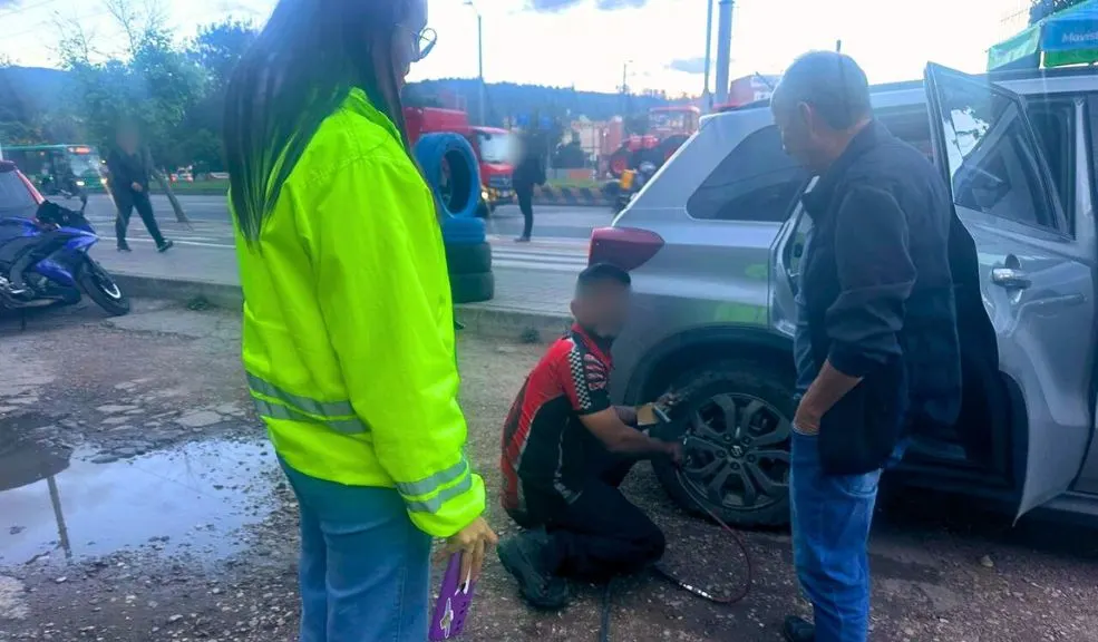 En Suba: suspenden montallantas implicado en red de daños a vehículos Autoridades de Bogotá adelantaron operativos en Suba, donde fue suspendido un montallantas señalado de estar vinculado a los ‘pinchallantas’.