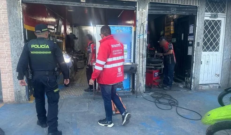 En Suba: suspenden montallantas implicado en red de daños a vehículos Autoridades de Bogotá adelantaron operativos en Suba, donde fue suspendido un montallantas señalado de estar vinculado a los ‘pinchallantas’.