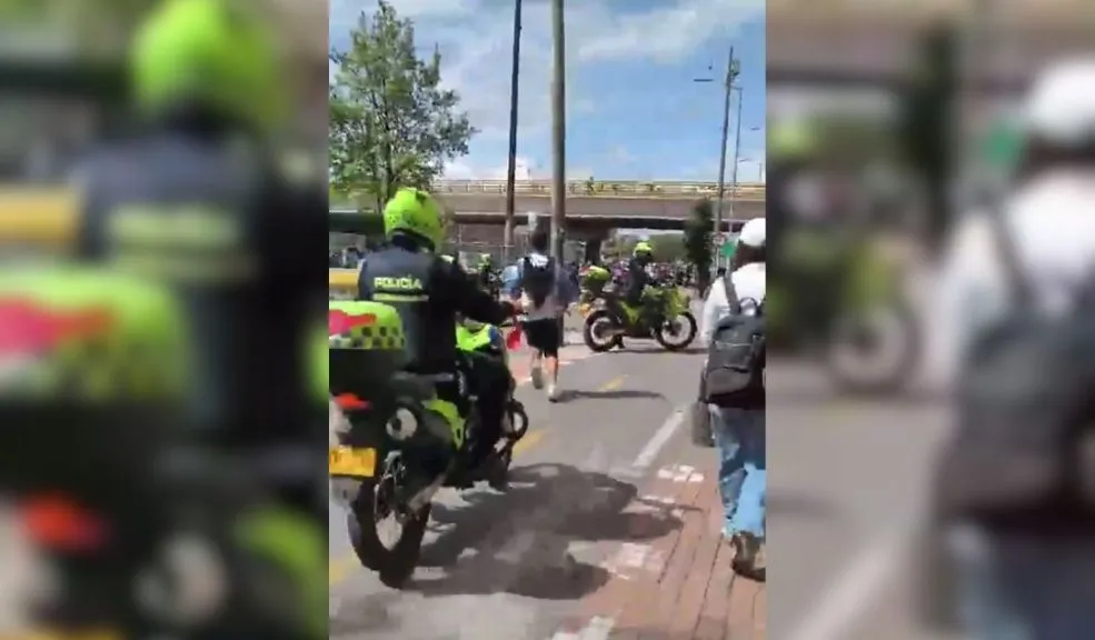 En Teusaquillo: capturaron a un hombre por presunto robo de celular En medio del caos de movilidad en Bogotá, se registró una persecución policial en la Avenida NQS que culminó con la captura de un hombre en la localidad de Teusaquillo por el presunto robo de un celular.